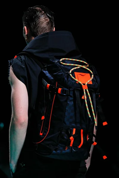 Look 25